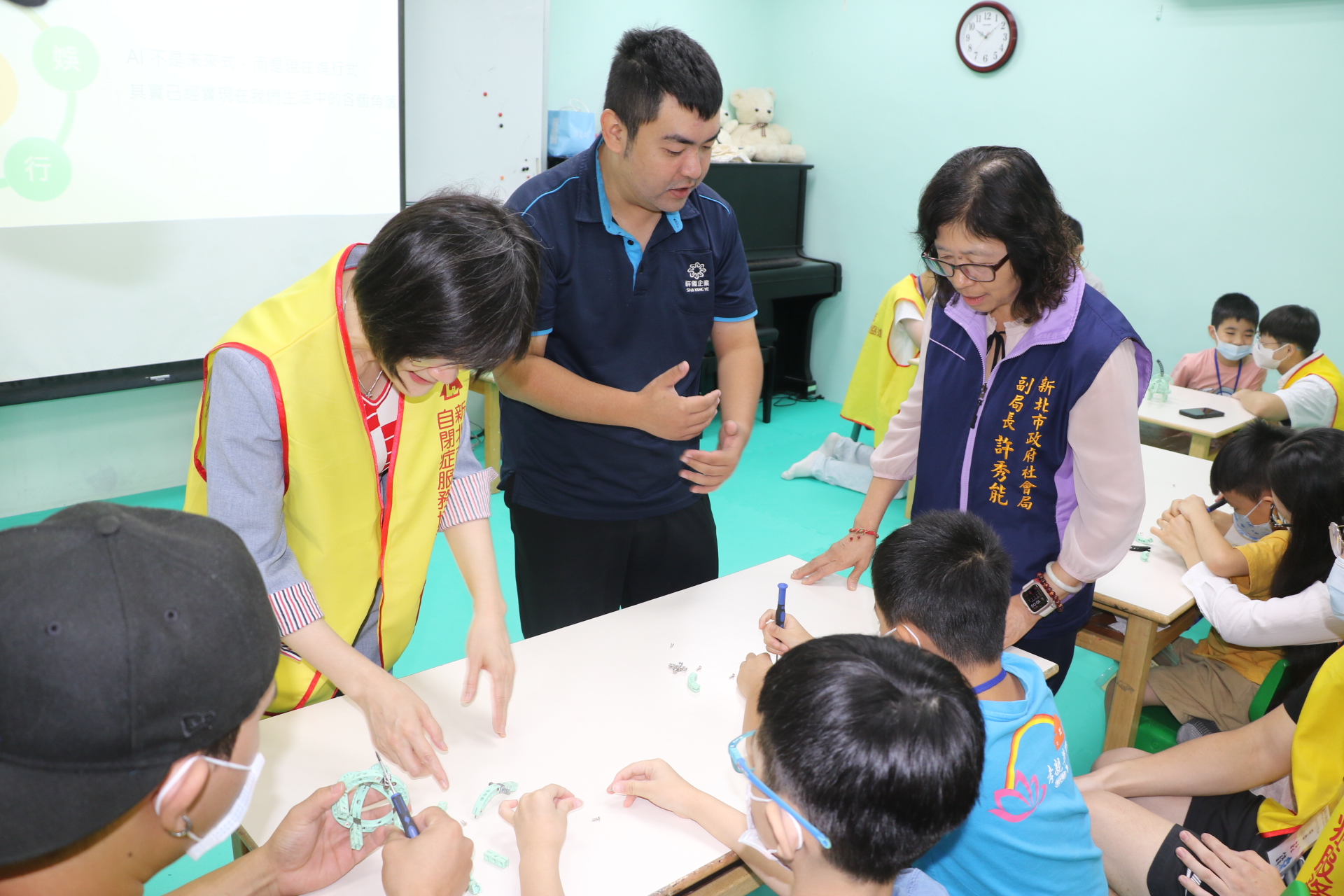 星兒組裝小積木 以訓練手眼協調及專注力